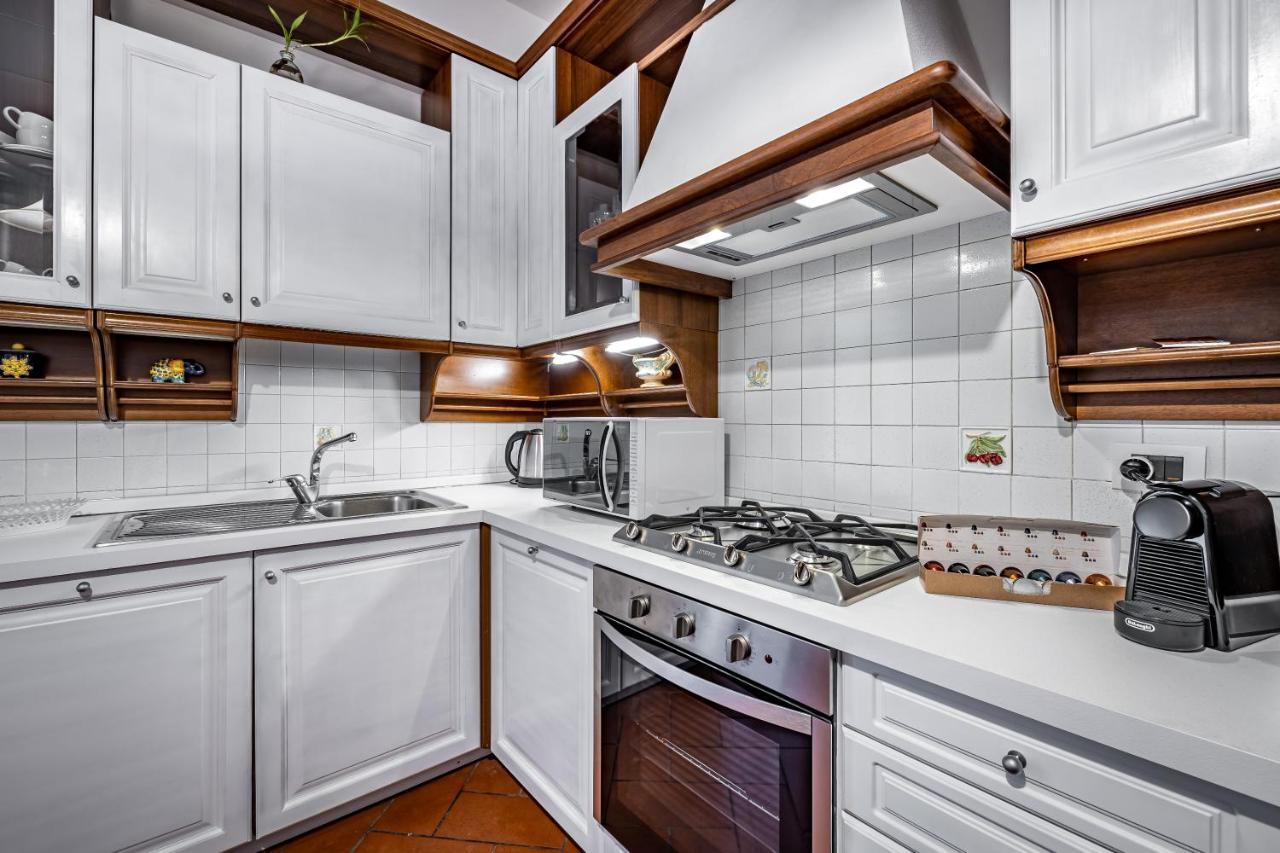 Yid Elegant Apt With Garage Florenţa Exterior foto
