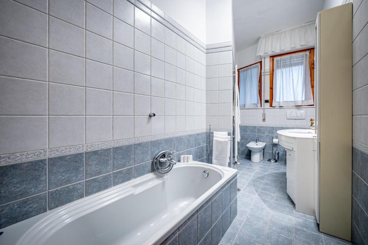 Yid Elegant Apt With Garage Florenţa Exterior foto